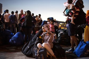 Eine Asylsuchende wartet darauf, vom Hafen von Mitilini mit einer Fähre nach Athen zu gelangen.