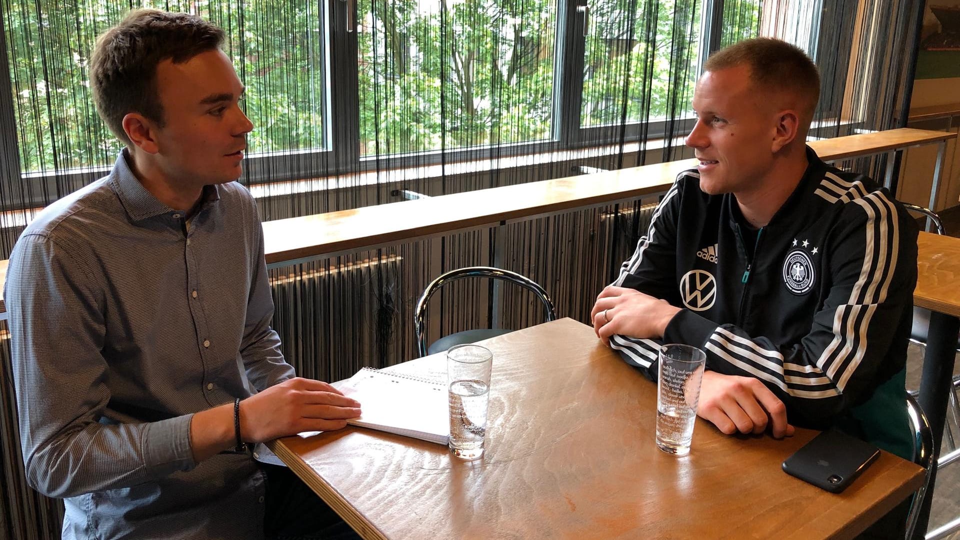 Marc-André ter Stegen und t-online.de-Redakteur Luis Reiß beim Interview im Hamburger Millerntor-Stadion: Der Barcelona-Torwart kämpft weiter um die Rolle als Nummer eins in der Nationalelf.