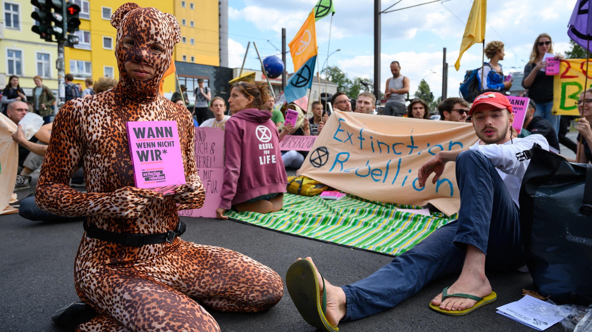 Aktivisten von Extinction Rebellion blockieren eine Straße in Berlin: In einer Reihe von Protesten blockiert die Gruppe eine Parteizentrale.