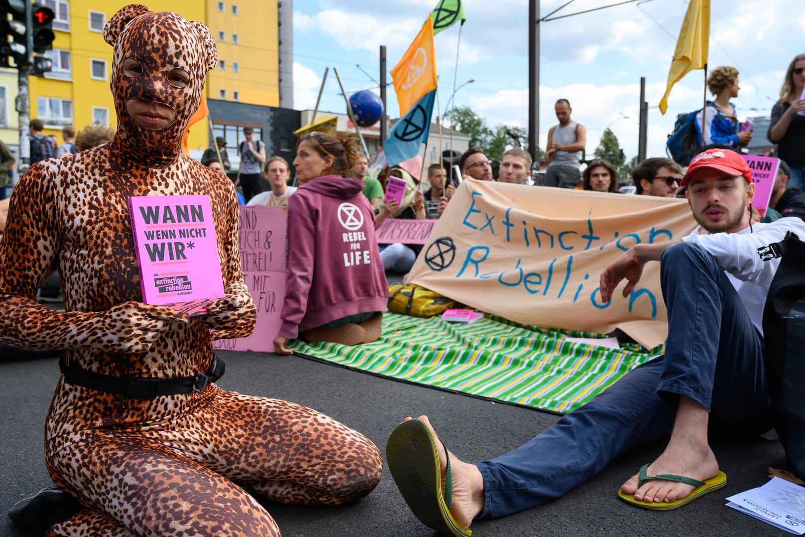 Aktivisten von Extinction Rebellion blockieren eine Straße in Berlin: In einer Reihe von Protesten blockiert die Gruppe eine Parteizentrale.