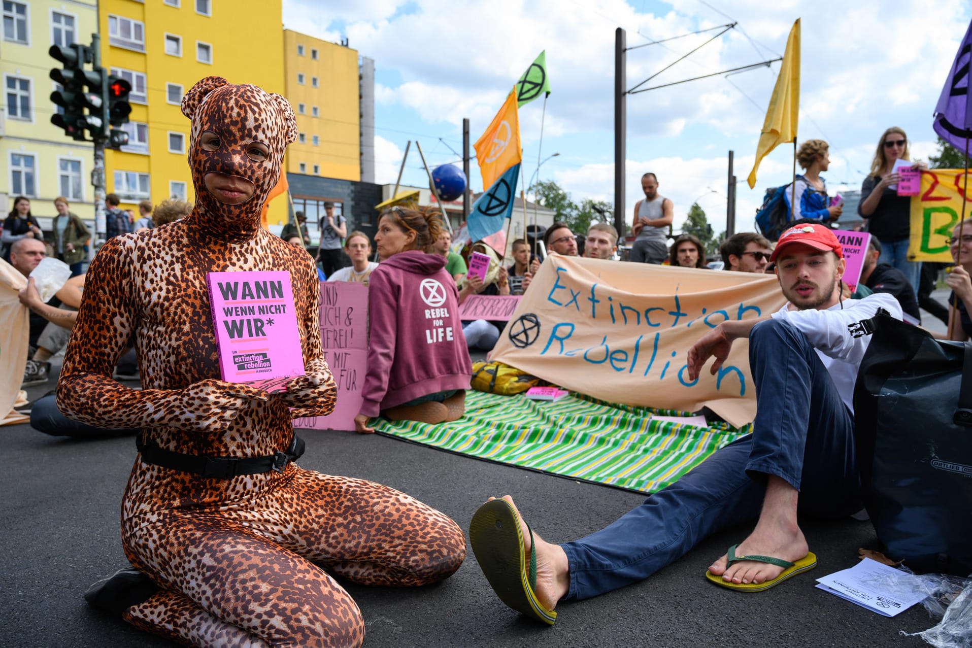 Aktivisten von Extinction Rebellion blockieren eine Straße in Berlin: In einer Reihe von Protesten blockiert die Gruppe eine Parteizentrale.