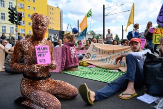 Aktivisten von Extinction Rebellion blockieren eine Straße in Berlin: In einer Reihe von Protesten blockiert die Gruppe eine Parteizentrale.