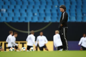 Ließ das DFB-Team im Volksparkstadion ohne Leon Goretzka trainieren: Bundestrainer Joachim Löw.