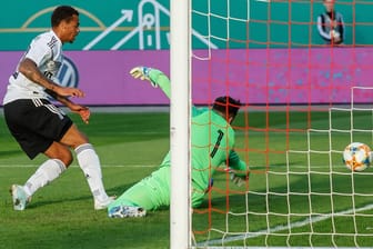 Cool abgeschlossen: Lukas Nmecha (l.) erzielte das Führungstor für die deutsche U21.