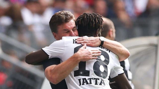 Dieter Hecking (l) hat den öffentlichen Umgang mit Bakery Jatta kritisiert: Der HSV-Trainer umarmt seinen Spieler.