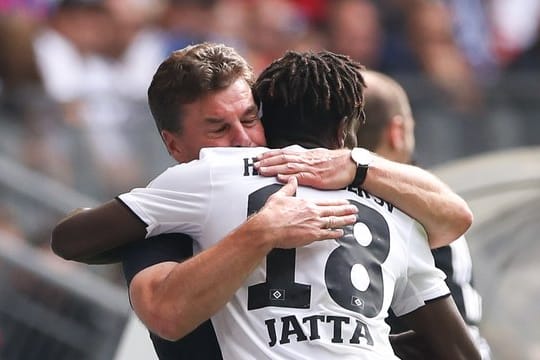 Dieter Hecking (l) hat den öffentlichen Umgang mit Bakery Jatta kritisiert: Der HSV-Trainer umarmt seinen Spieler.
