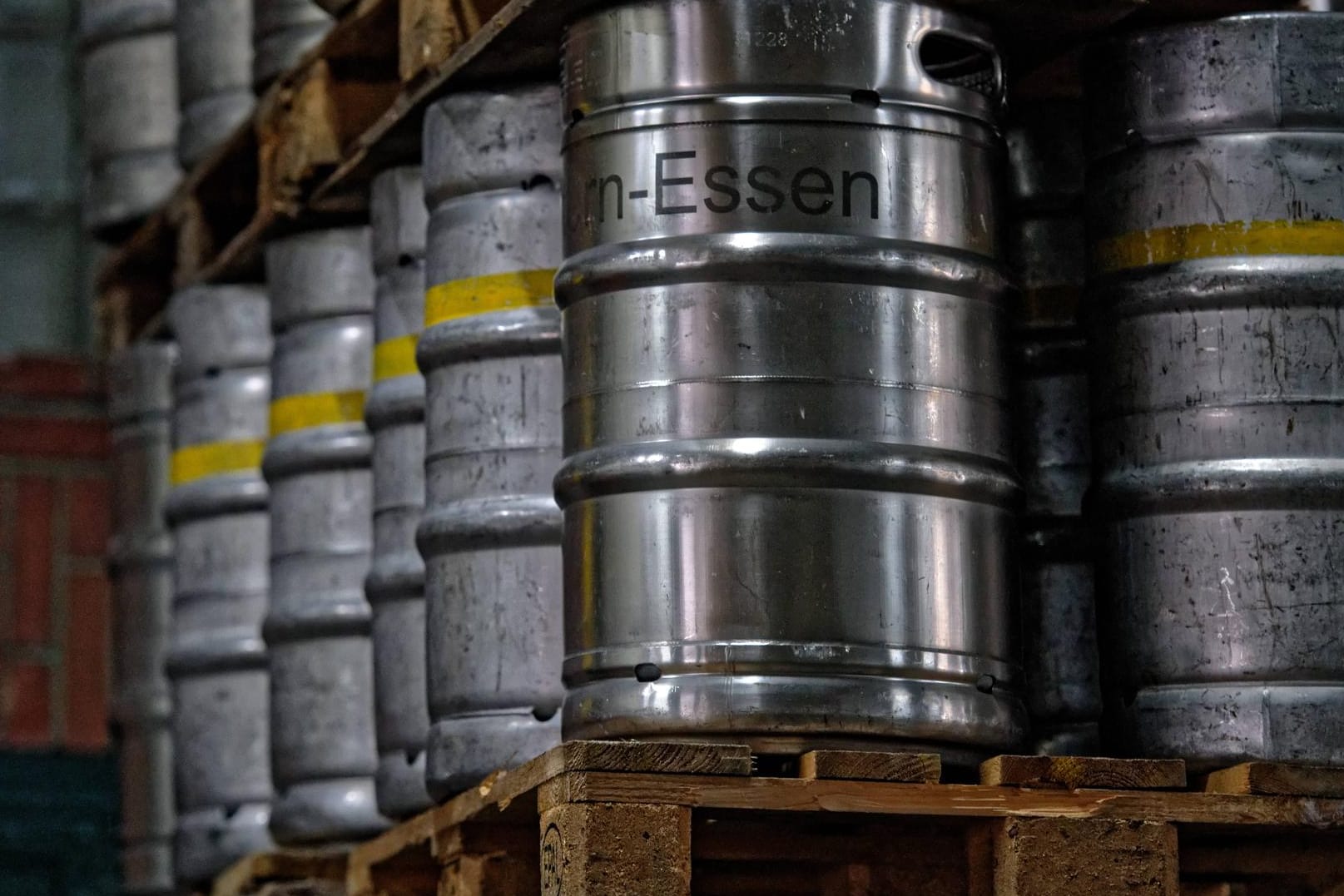 Fässer in einem Getränkemarkt (Symbolbild): Diebe haben 144 leere Bierfässer gestohlen.