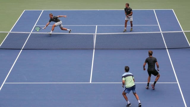 Kevin Krawietz und Andreas Mies (oben) unterliegen im Doppel Horacio Zeballos und Marcel Granollers.