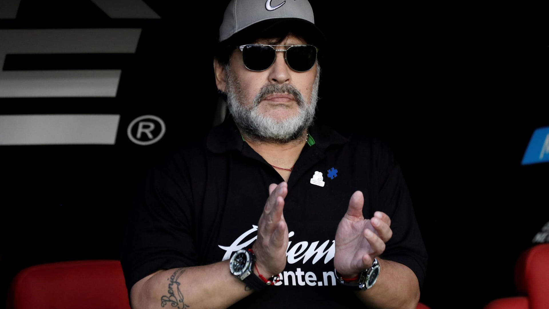Maradona: Der argentinische Fußballstar heuert als Trainer bei einem Klub in der Heimat an. Maradona: Der argentinische Fußballstar heuert als Trainer bei einem Klub in der Heimat an.