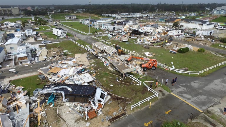 Luftaufnahme über Emerald Isle in North Carolina: Nach einem Tornado wurden mehrere Häuser zerstört.