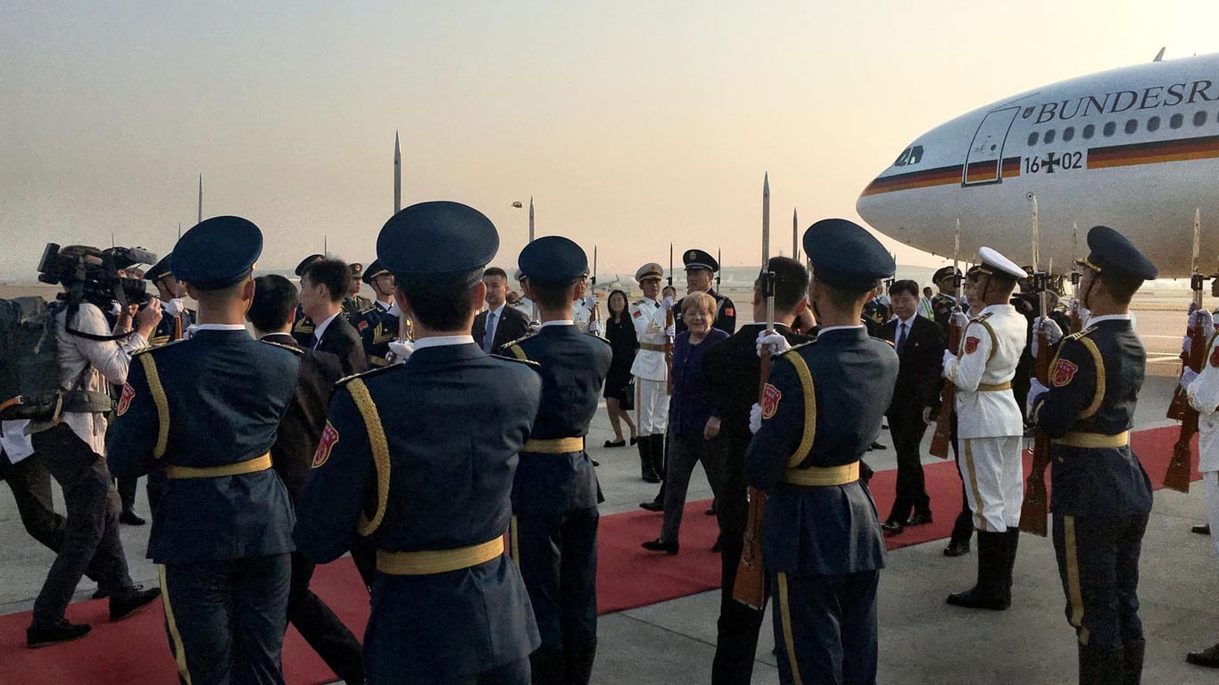 Die Kanzlerin wird auf dem Airport in Peking empfangen.