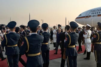 Die Kanzlerin wird auf dem Airport in Peking empfangen.