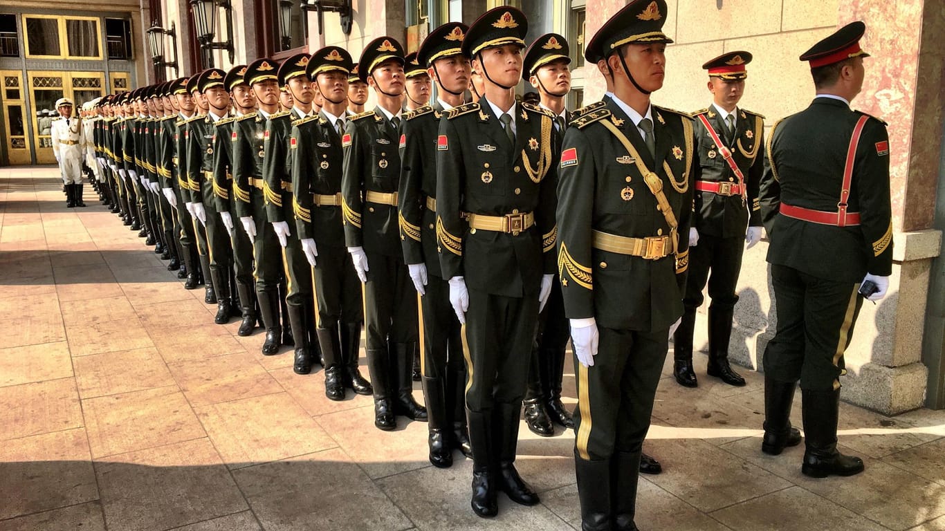 Soldaten vor der Großen Halle des Volkes.