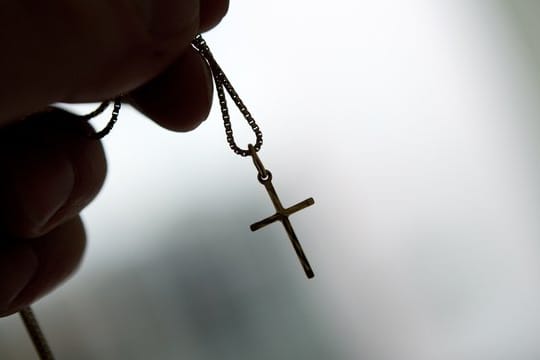 Tritt nur ein Partner aus der Kirche aus, kann sich das auf die Steuerzahlungen des anderen auswirken. Tritt nur ein Partner aus der Kirche aus, kann sich das auf die Steuerzahlungen des anderen auswirken.