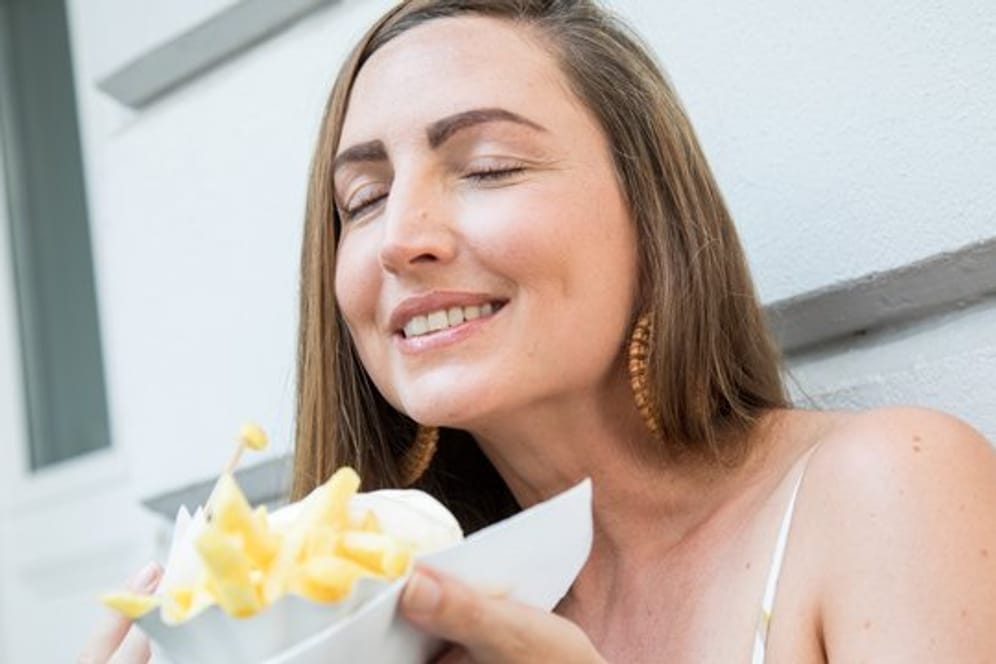 Statt Salatblatt und Möhrchen landet am Cheat Day das im Magen, wonach man sich sechs Tage lang gesehnt hat - sei es Pommes, Pizza oder andere Kalorienbomben.