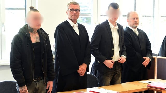 Der 19 Jahre alte Haupttäter (l) und der 21-jährige zweite Täter (3.