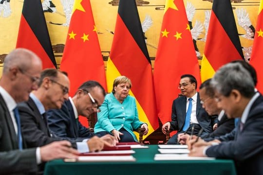 Bundeskanzlerin Angela Merkel und Chinas Ministerpräsident Li Keqiang beoebachten die Unterzeichnung von Wirtschaftsabkommen in der Großen Halle des Volkes in Peking.