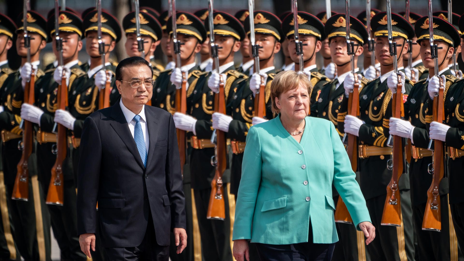 China, Peking: Bundeskanzlerin Angela Merkel (CDU, r) wird von Li Keqiang, Ministerpräsident von China, mit militärischen Ehren vor der Großen Halle des Volkes empfangen.