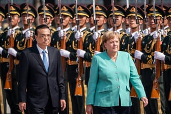 China, Peking: Bundeskanzlerin Angela Merkel (CDU, r) wird von Li Keqiang, Ministerpräsident von China, mit militärischen Ehren vor der Großen Halle des Volkes empfangen.