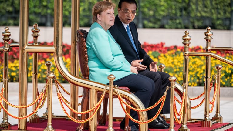 Angela Merkel (CDU, l) und Li Keqiang, Ministerpräsident von China: Merkel hält sich zu einem zweitägigen Besuch in der Volksrepublik China auf.