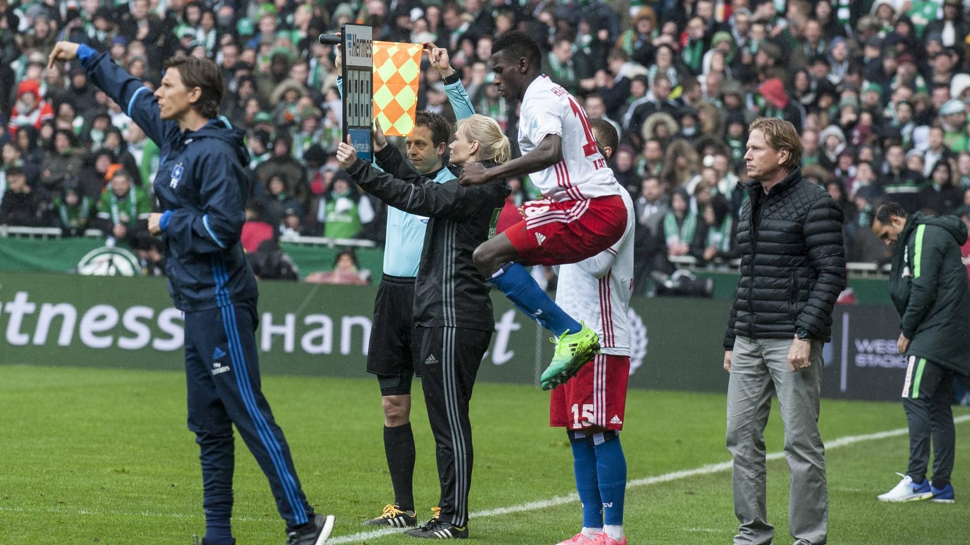 Bakery Jatta (m.) bei seinem Bundesliga-Debüt gegen Werder Bremen im April 2017.