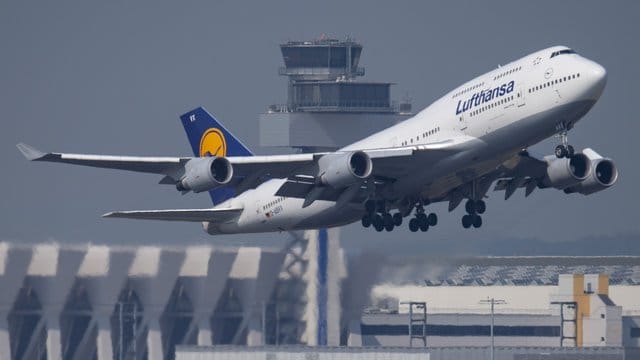 Die Grünen im Bundestag wollen Fliegen über höhere Steuern verteuern.