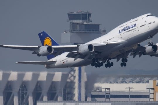 Die Grünen im Bundestag wollen Fliegen über höhere Steuern verteuern.