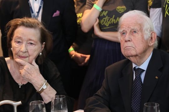 Sachsens ehemaliger Ministerpräsident Kurt Biedenkopf mit seiner Frau Ingrid auf der CDU-Wahlparty in Dresden.