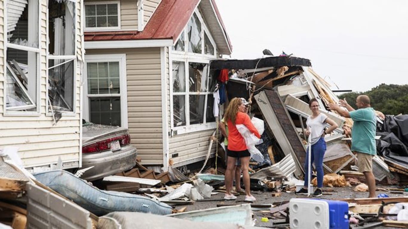 Bewohner des "Boardwalk RV Park", eines Wohnwagenparks, stehen vor Trümmern eines Wagens, nachdem Hurrikan "Dorian" über das Gebiet gefegt war.