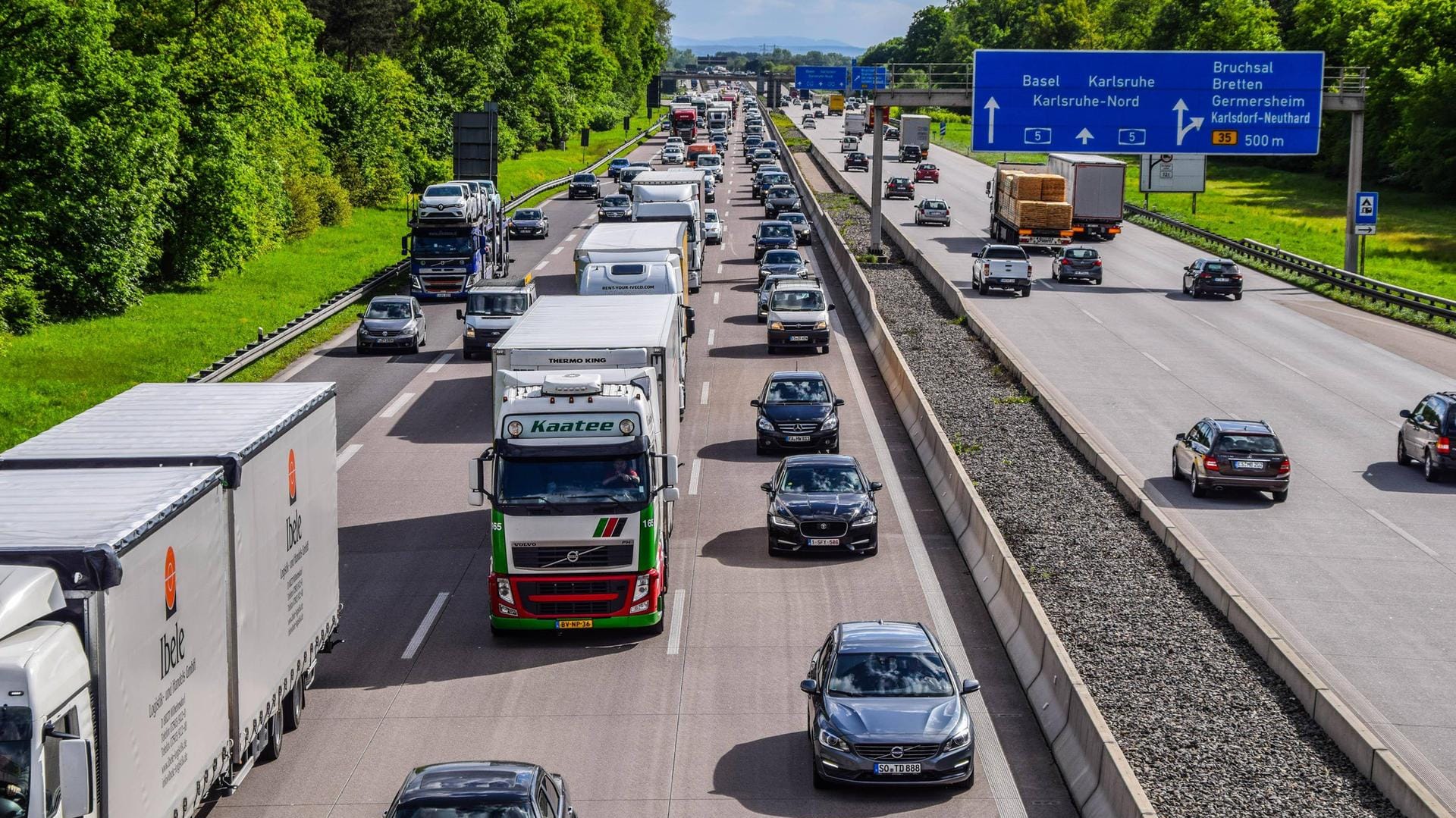 Stau auf der A5: Am Freitagmorgen gab es einen Lkw-Unfall auf der A5 bei Karlsruhe.