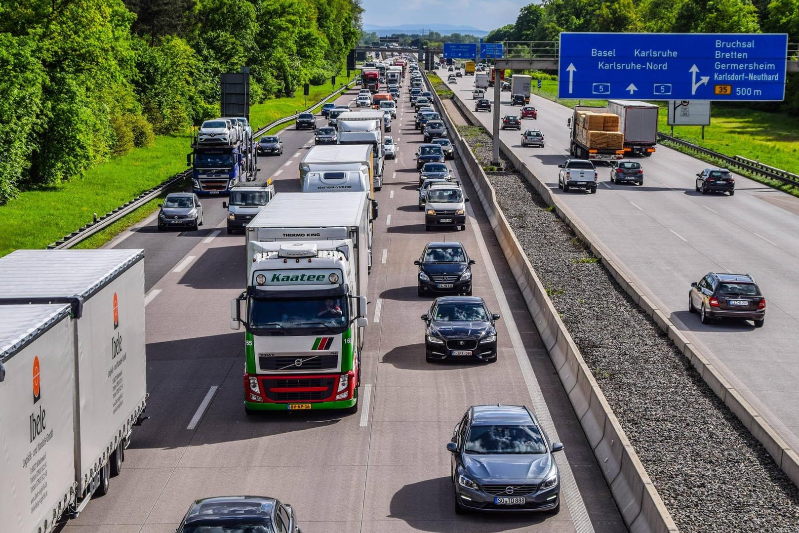 Stau auf der A5: Am Freitagmorgen gab es einen Lkw-Unfall auf der A5 bei Karlsruhe.