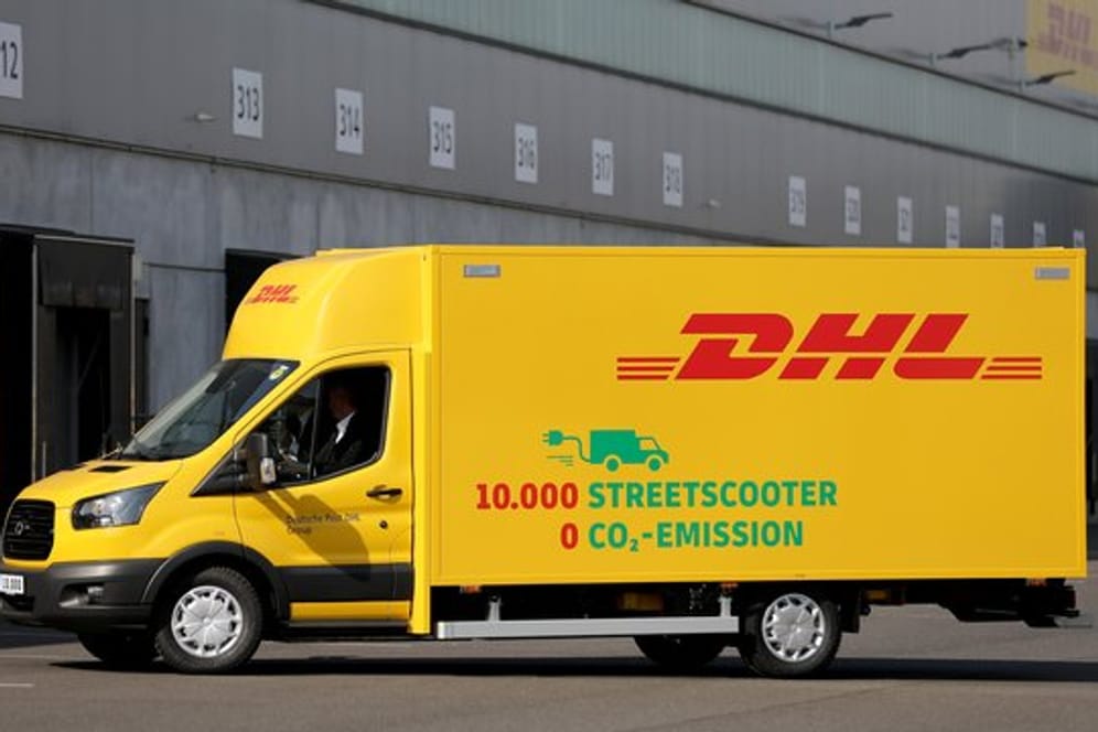 Ein Streetscooter steht vor der Zustellbasis: Die Deutsche Post will mit Ihren Elektrofahrzeugen in die Serienproduktion gehen.