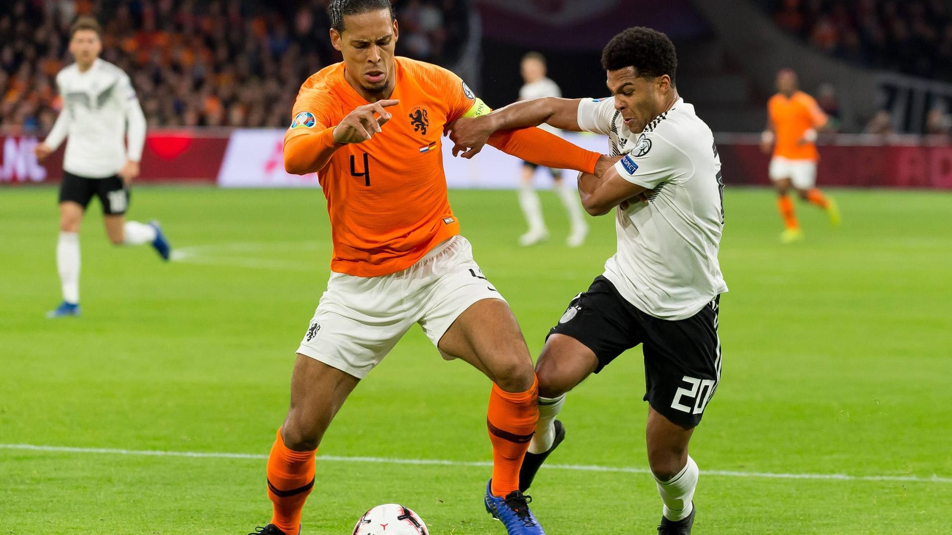 Virgil van Dijk (l.) im Zweikampf mit Serge Gnabry: Die beiden Nationalspieler treffen auch am Freitag aufeinander. Virgil van Dijk (l.) im Zweikampf mit Serge Gnabry: Die beiden Nationalspieler treffen auch am Freitag aufeinander.