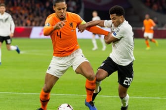 Virgil van Dijk (l.) im Zweikampf mit Serge Gnabry: Die beiden Nationalspieler treffen auch am Freitag aufeinander.