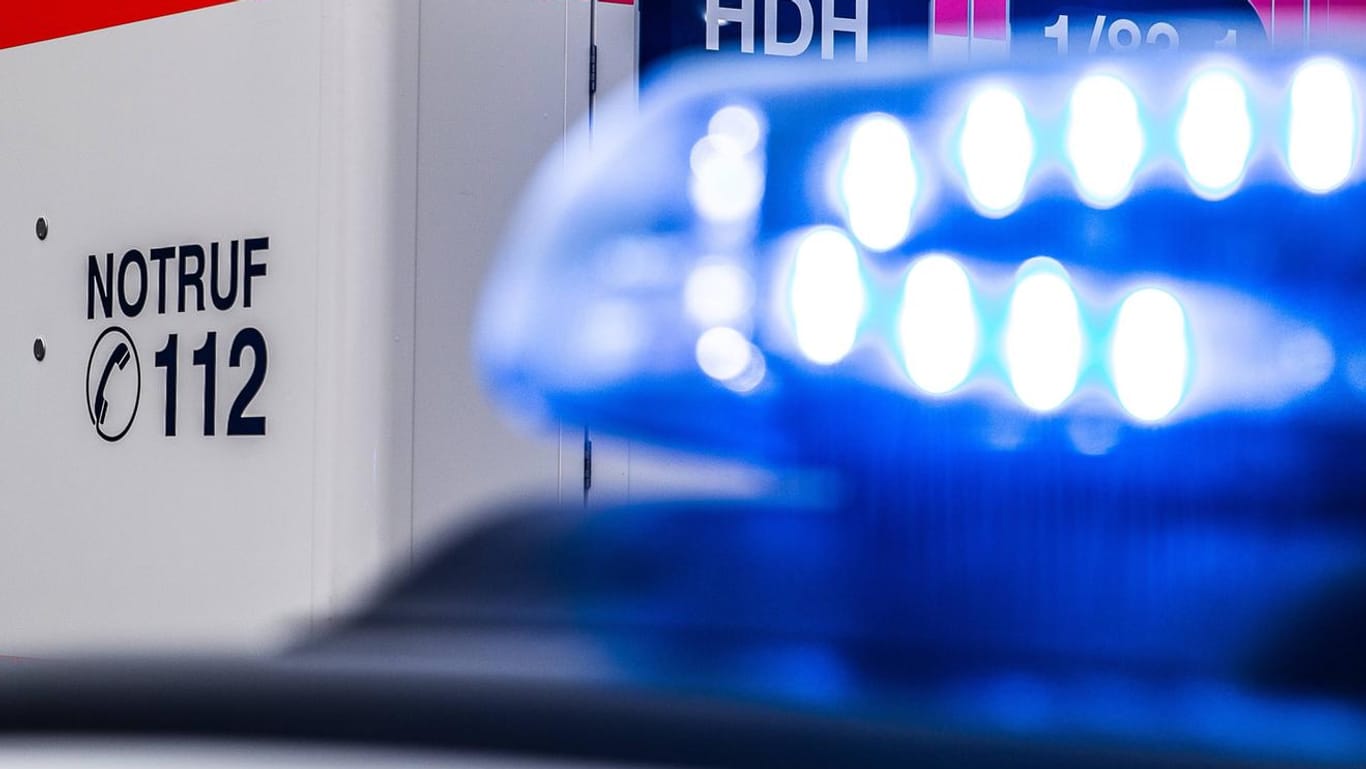 Rettungswagen und Polizei im Einsatz: Ein Mann ist in Hamburg angeschossen worden.