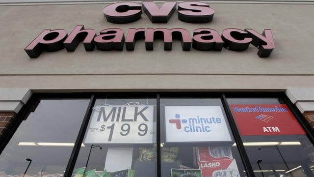 Die Drogerieketten CVS und Walgreens sowie die Lebensmittelkette Wegmans Food Market haben sich den Einzelhändlern angeschlossen, die keine offen getragenen Schusswaffen mehr zulassen wollen. Die Drogerieketten CVS und Walgreens sowie die Lebensmittelkette Wegmans Food Market haben sich den Einzelhändlern angeschlossen, die keine offen getragenen Schusswaffen mehr zulassen wollen.
