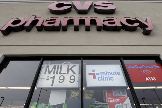 Die Drogerieketten CVS und Walgreens sowie die Lebensmittelkette Wegmans Food Market haben sich den Einzelhändlern angeschlossen, die keine offen getragenen Schusswaffen mehr zulassen wollen.