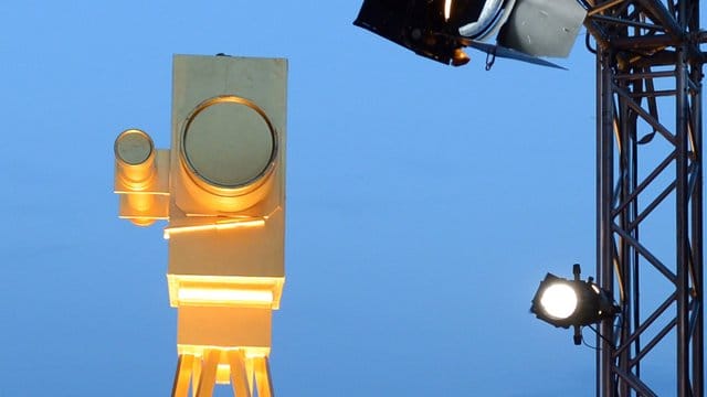 Eine überdimensionale Goldene Kamera.
