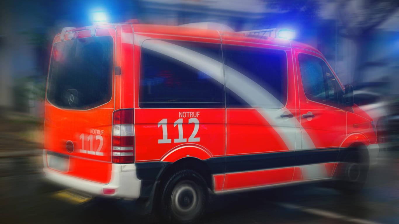 Notarztwagen: Einer der Unfallfahrer kam schwer verletzt ins Krankenhaus.