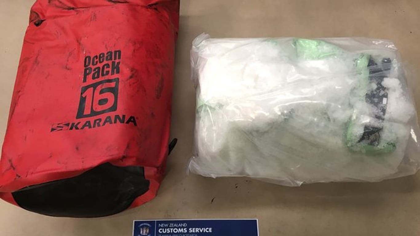 Das Foto des neuseeländischen Zolls zeigt einen Beutel mit Methamphetamin, der in einer Lieferung von Elektromotoren versteckt war.