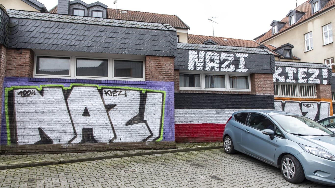 Das Wort "Nazi" steht auf einer Hauswand: In Dortmund-Dorstfeld haben Graffiti-Künstler die rechtsextremen Schmierereien beseitigt.