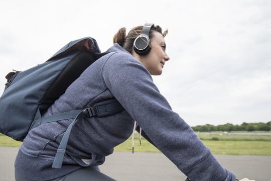 Auch leise Musik lenkt ab - deshalb sollten Radfahrer keine Kopfhörer tragen.