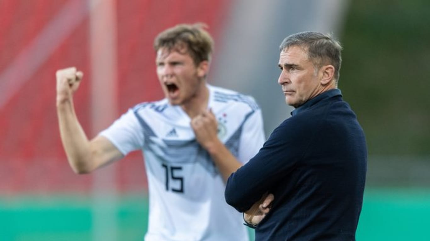 U21-Bundestrainer Stefan Kuntz (r) hat alles im Blick, Luca Kilian feiert das 2:0 gegen Griechenland.