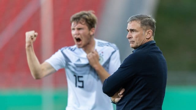 U21-Bundestrainer Stefan Kuntz (r) hat alles im Blick, Luca Kilian feiert das 2:0 gegen Griechenland. U21-Bundestrainer Stefan Kuntz (r) hat alles im Blick, Luca Kilian feiert das 2:0 gegen Griechenland.