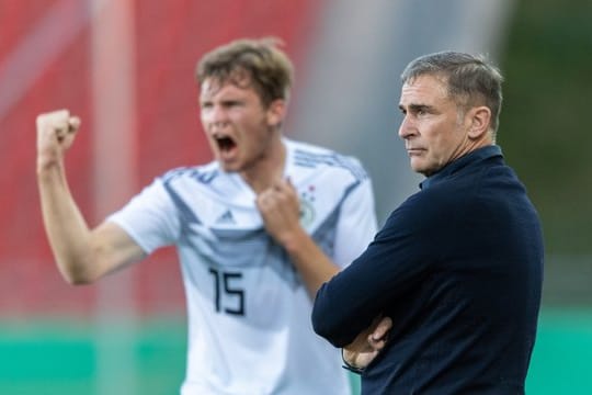 U21-Bundestrainer Stefan Kuntz (r) hat alles im Blick, Luca Kilian feiert das 2:0 gegen Griechenland.