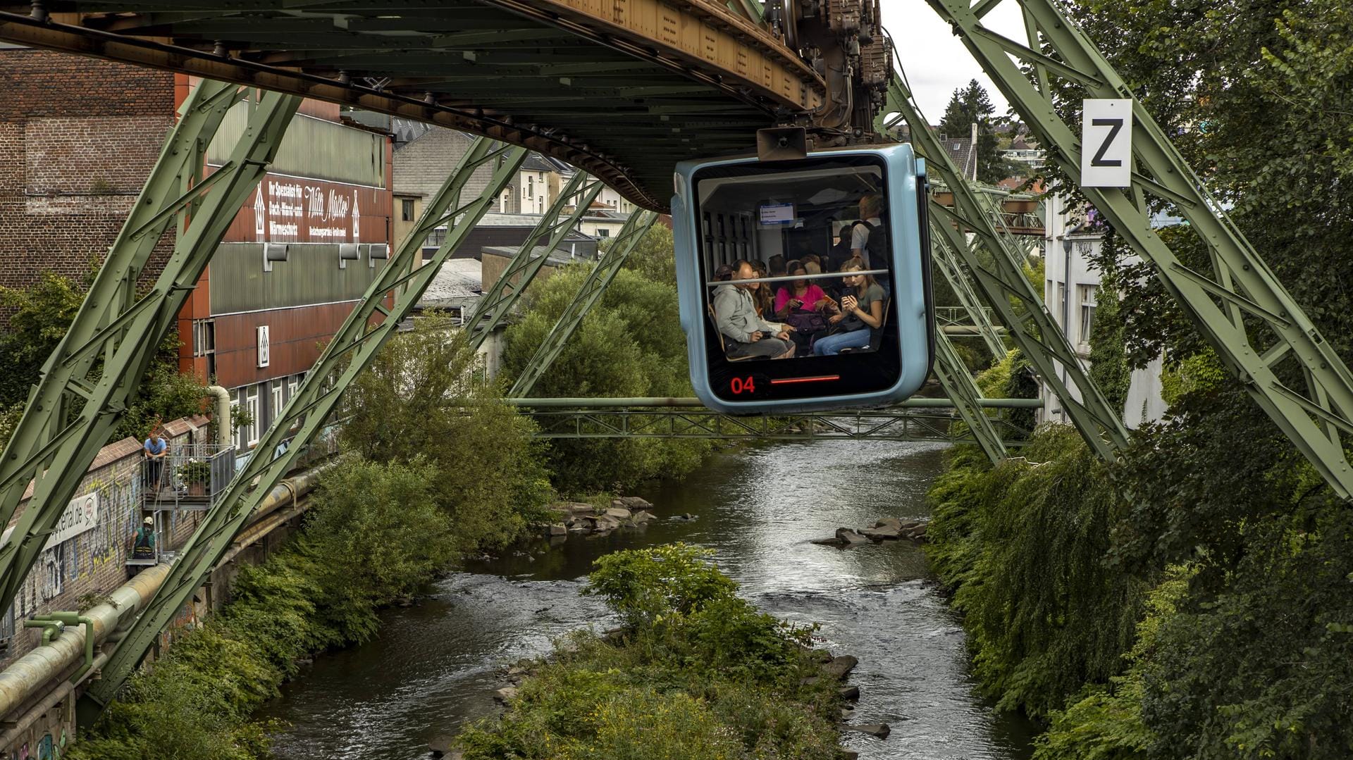 Die Wuppertaler Schwebebahn: Das neu eingeführte digitale Betriebssystem hat noch mit Schwierigkeiten zu kämpfen.