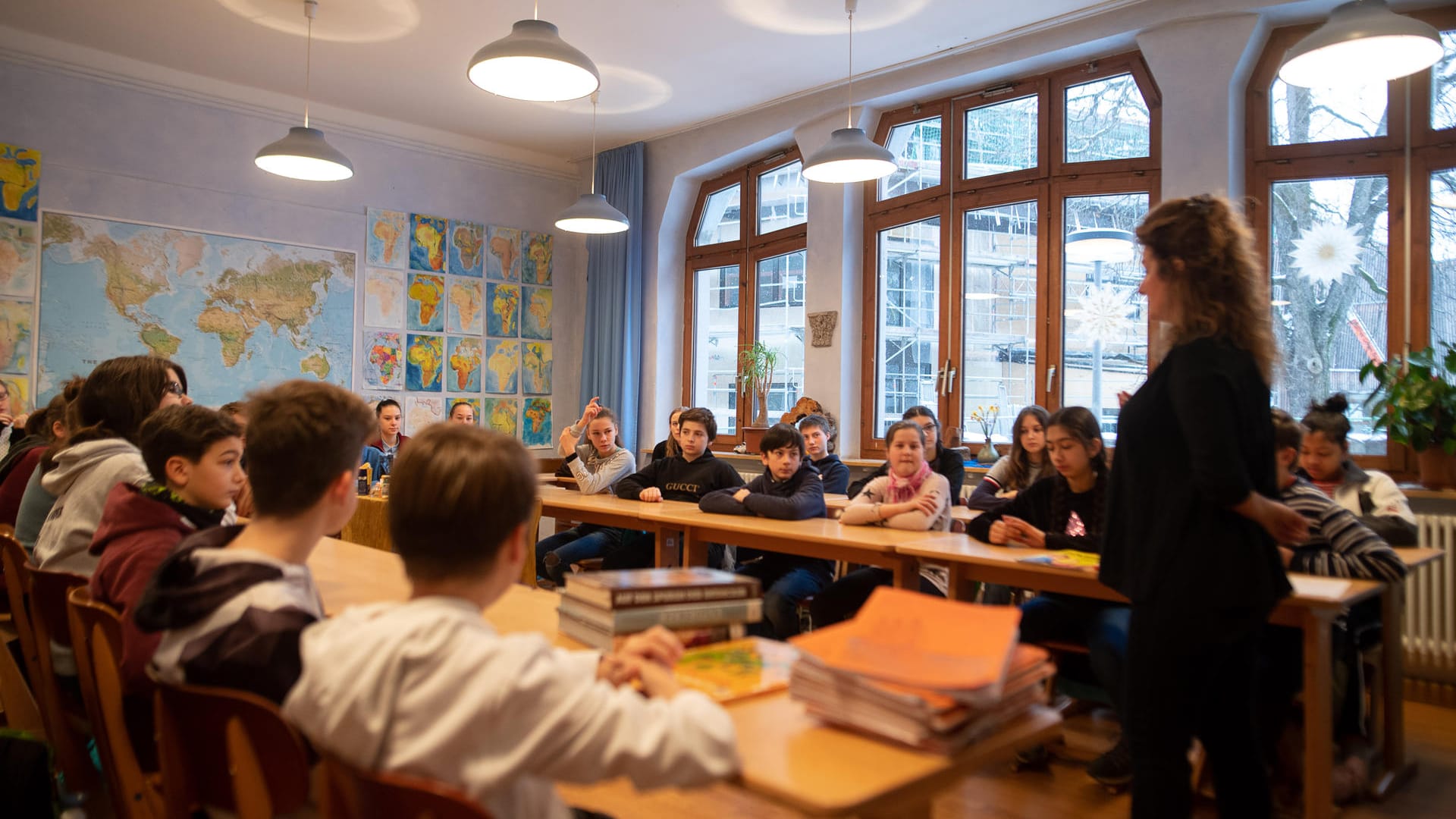 Schüler sitzen in der Freie Waldorfschule in einem Klassenzimmer: Sie gelten als öko und esoterisch, dennoch verbuchen Waldorfschulen 100 Jahre nach Gründung der ersten Einrichtung großen Zulauf.