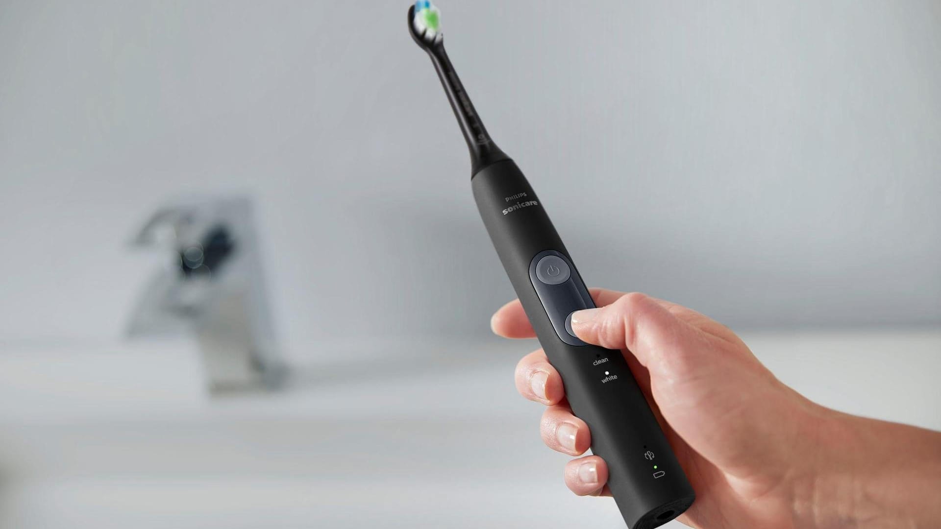 Bis zu 62.000 Bürstenbewegeungen pro Minute: Die Philips Sonicare Schallzahnbürste ist heute bei Amazon im Angebot.