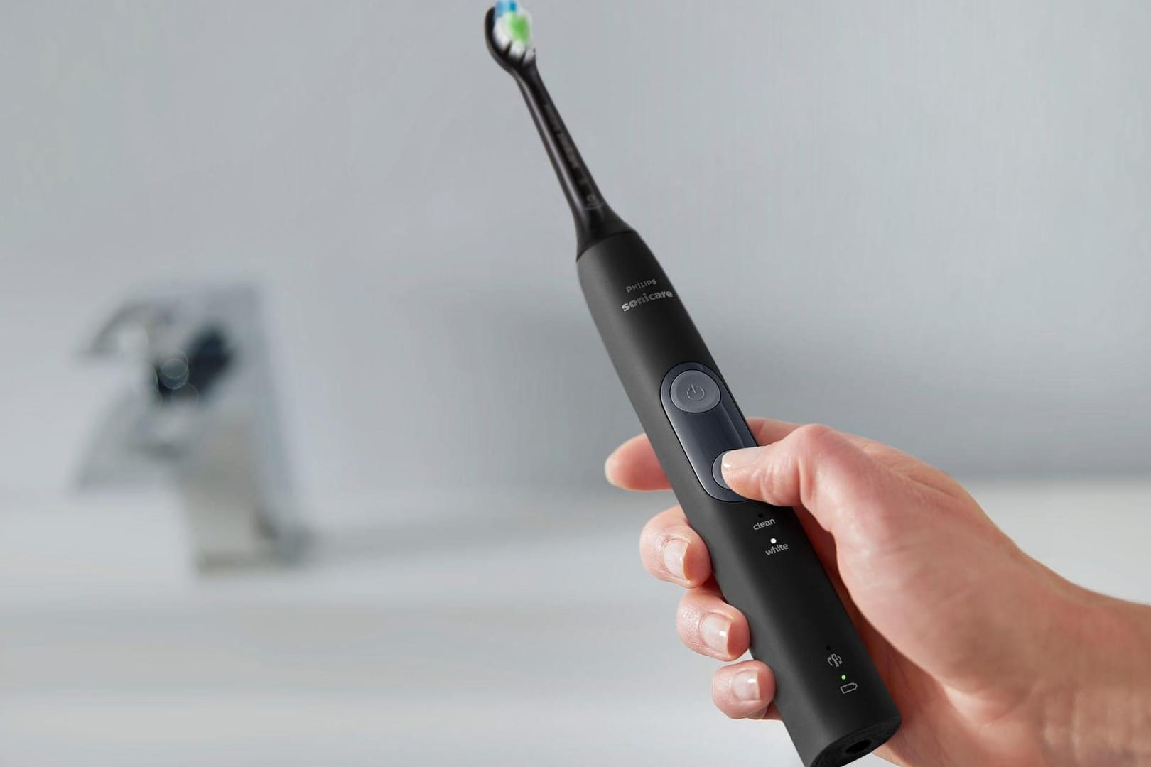 Bis zu 62.000 Bürstenbewegeungen pro Minute: Die Philips Sonicare Schallzahnbürste ist heute bei Amazon im Angebot.