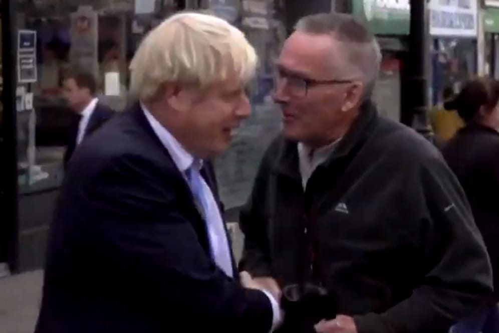 "Please Leave My Town": Boris Johnson wird von einem Passanten höflich um das Verlassen von West Yorkshire gebeten.